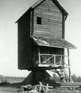 Toe mill with a child on the porch in Tuusniemi, Savo