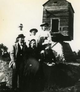 Toe mill with family at the front at Drumsö Manor in Lauttasaari, Uusimaa