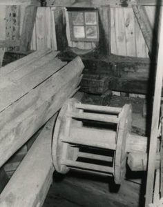 Broken windshaft, neck beam and [?] windlass for brake in Haukila Estate mamsel mill in Valkeaikoski