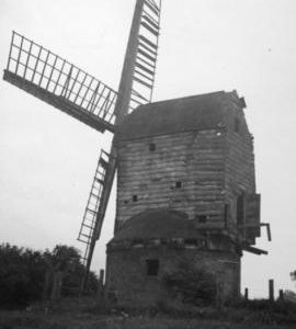 Post mill, Kibworth Harcourt, derelict