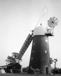 Pakenham Windmill, Pakenham, working with two sails
