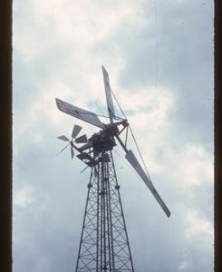 Modern propellor-type wind turbine with twin fantails