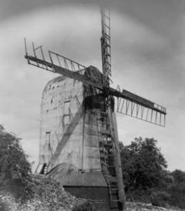 Post mill, Playden, with broken sail showing
