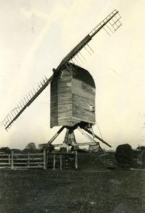 Post mill, Rolvenden, with two broken sweeps