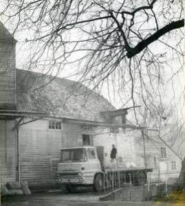 Sonning  Mill - front with flat bed lorry loading