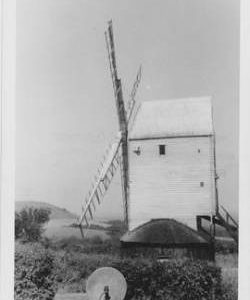 Jill Post Mill, Clayton, single roundhouse, four false sails