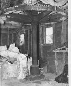 Flanchford Mill, Reigate, internal, upright shaft and crown wheel