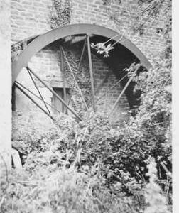 Little Chalfield Farm, Little Chalfield, derelict wheel