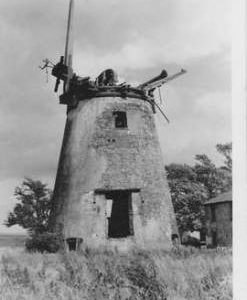 Chalton Tower Mill, Chalton, cap gone, one sail arm left