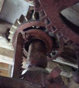 Stone nut, showing jack ring and ratchet for lifting nut out of gear, Post mill, Garboldisham