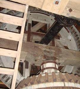 Brakewheel, windshaft, sprattle beam and wallower, Hickling Mill, Hickling