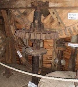 Brakewheel, wallower, upright shaft with belt drum for governor, governor and stones, post mill, Kes