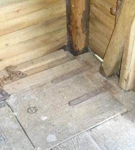 Sack trap on spout floor, post mill, Nutley