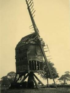 Post mill, Carlton le Moorland, derelict