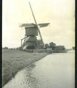 Kinderdijk. Wipmolen at work (2)