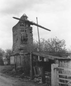 Post mill, Bardfield Saling, derelict