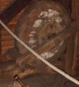 Machine drive pulley with (dis)engagement lever, post mill, Keston